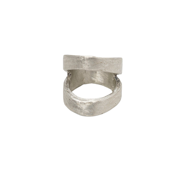 Ava V Ring